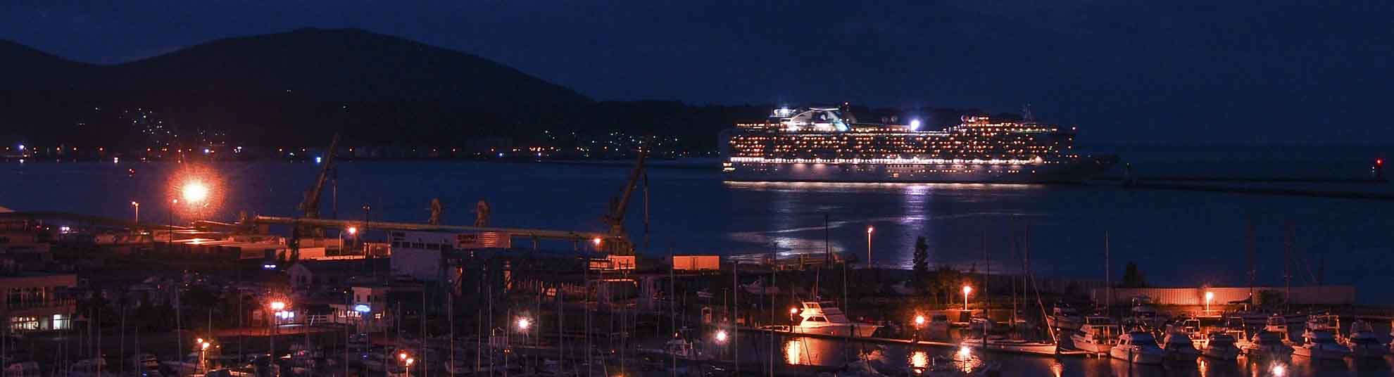 北海道小樽市・夜の小樽勝納埠頭をゆくクルーズ客船