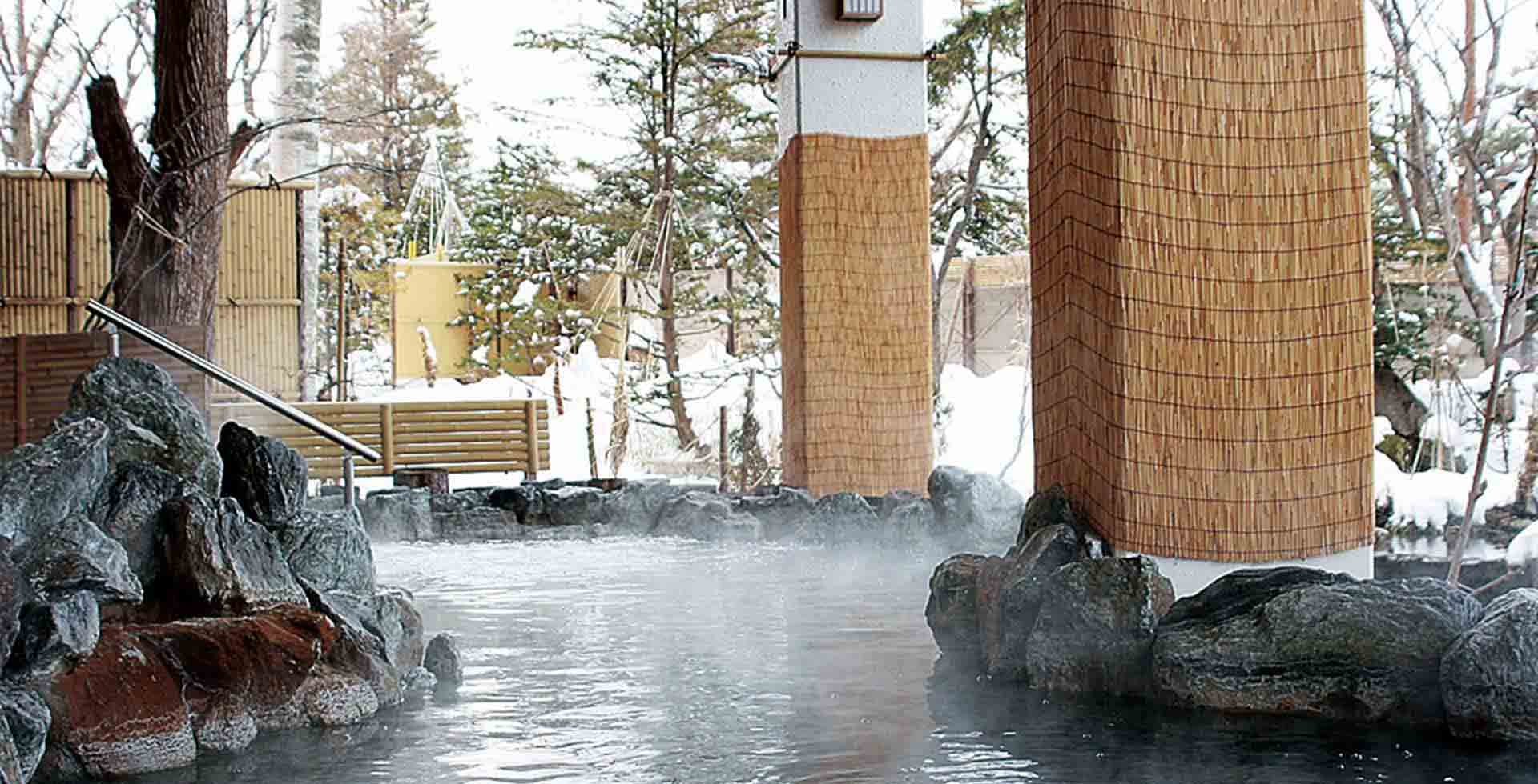 北海道小樽：冬の露天風呂で雪見風呂：朝里川温泉ホテル宏楽園