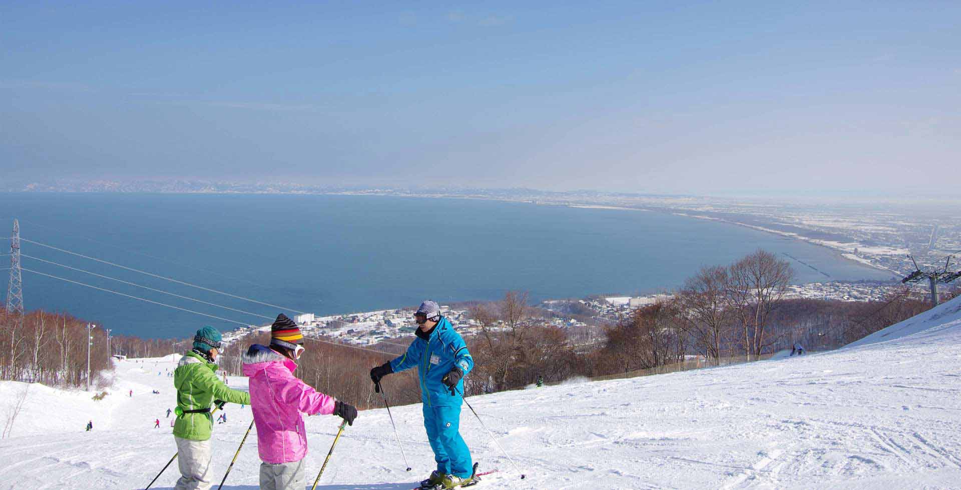 北海道小樽：日本海を眺めるスキー・スノーボードはスノークルーズオーンンズ