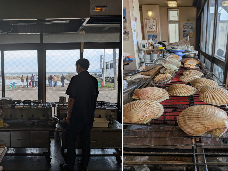 「民宿 青塚食堂」の窓から見える祝津の海辺。右側には、焼き台の上で殻付きのまま豪快に焼かれている大きなホタテが並ぶ様子。