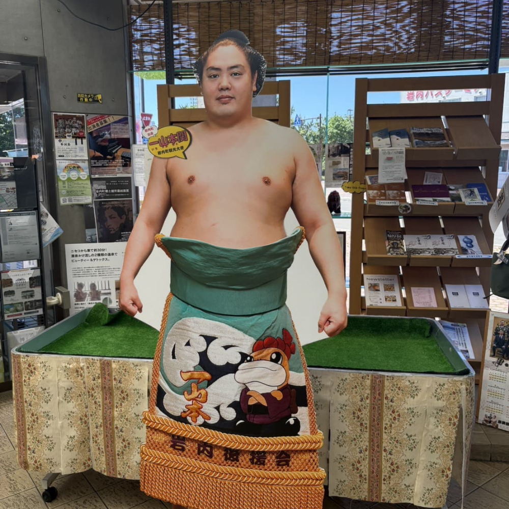 「道の駅いわない」の店内に設置された、岩内町出身の力士・一山本関の化粧廻し姿の等身大パネル