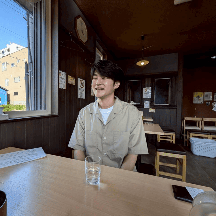 店内でインタビューに応じる「ら〜めん おたる蔵屋」4代目代表の菊地さん