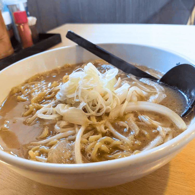 「おたる蔵屋」で一番人気の学生ラーメン(味噌・大盛り)。濃厚な味噌スープにシャキシャキのネギと大量のもやしがトッピングされている