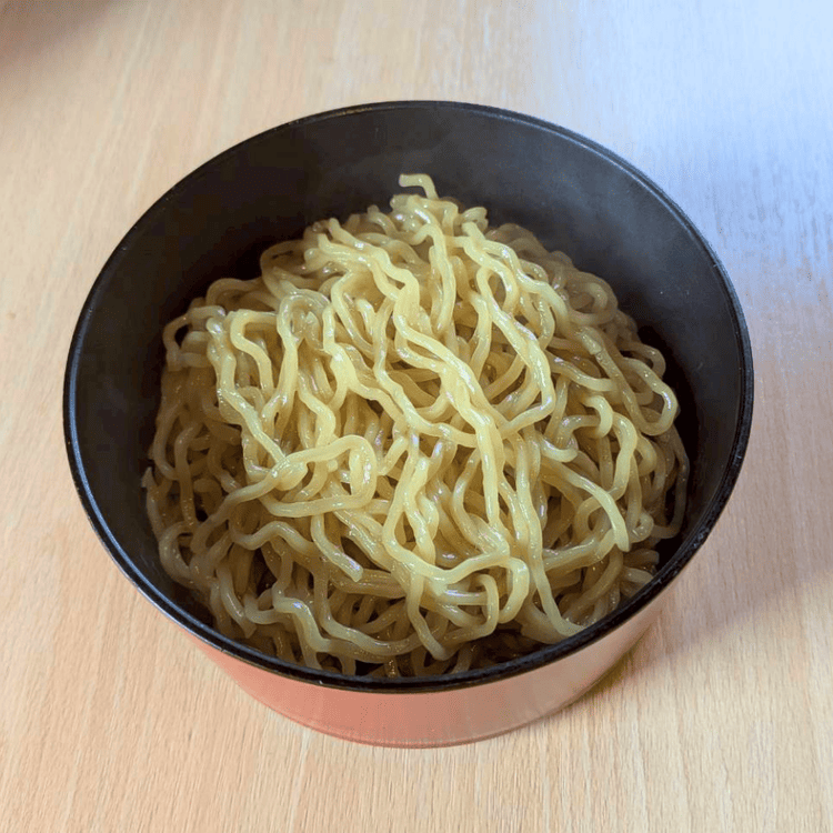 「おたる蔵屋」の替え玉。器に盛られた黄色みがかった中太ちぢれ麺