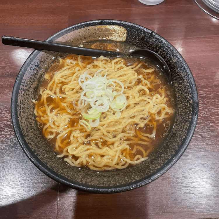 「おたる蔵屋 長崎屋店」の学生ラーメン。黒い和風の器に盛られた醤油ラーメンに刻みネギがトッピングされている