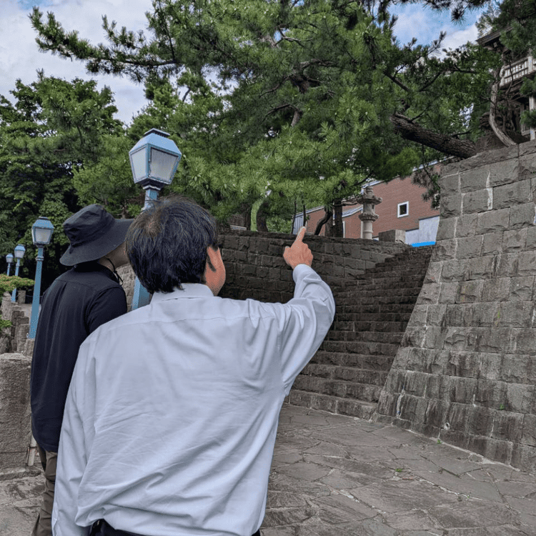 小樽の宗圓寺でトンボハイヤーのドライバーから案内を受ける様子