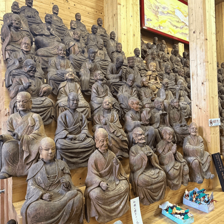 小樽・宗圓寺の本堂に安置されている木造五百羅漢像
