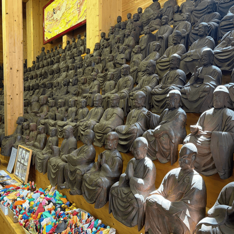 小樽・宗圓寺の本堂内に並ぶ木造五百羅漢像