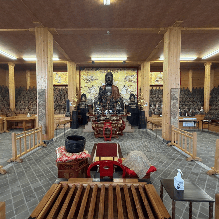 小樽・宗圓寺の本堂全景と中央に安置されたご本尊・五百羅漢像