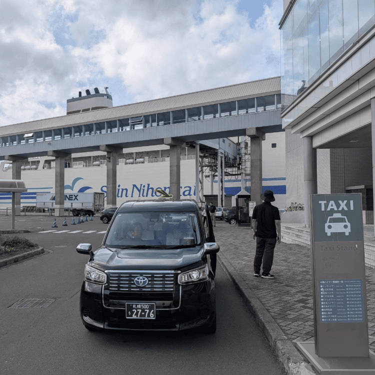 新日本海フェリー小樽ターミナルのタクシー乗り場と停車する観光タクシー