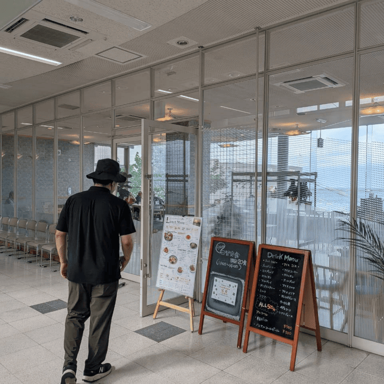 小樽港フェリーターミナル内にあるレストラン シーガルの入口とメニュー看板