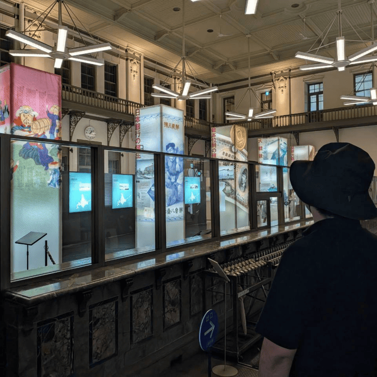旧日本銀行小樽支店（金融資料館）の館内展示を見学する様子